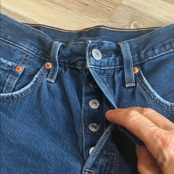 Levi’s 501 women’s Cut off button fly jean shorts Raw hem Size 25 Dark wash - Picture 6 of 11